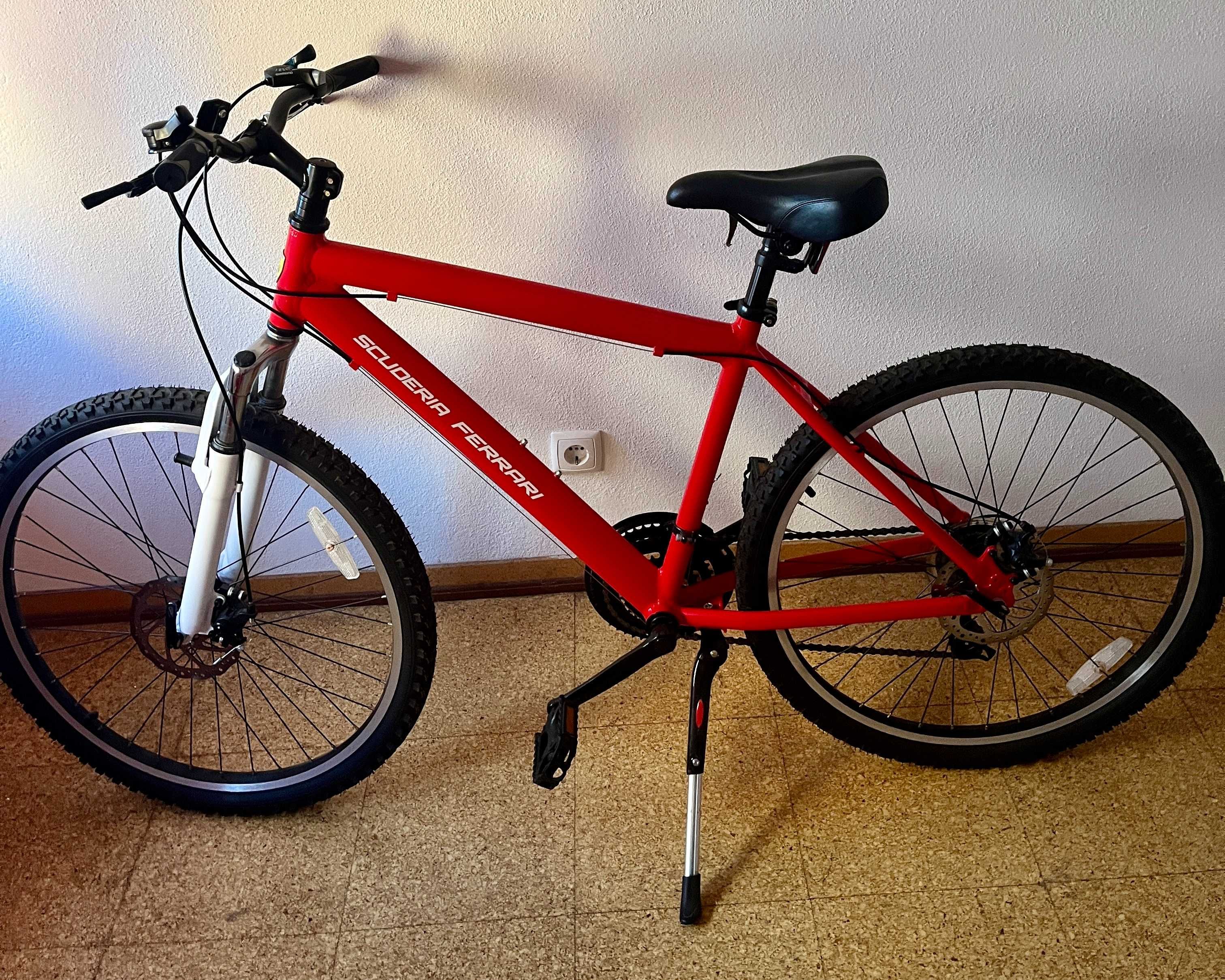 Vendo uma bicicleta Ferrari
