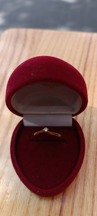 Обручка з діамантом