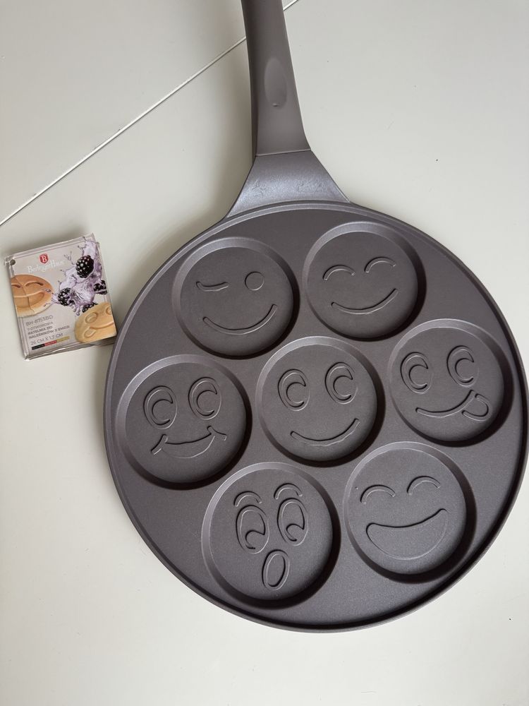 Patelnia do małych naleśników pancakes Smile Buźki.  Indukcja