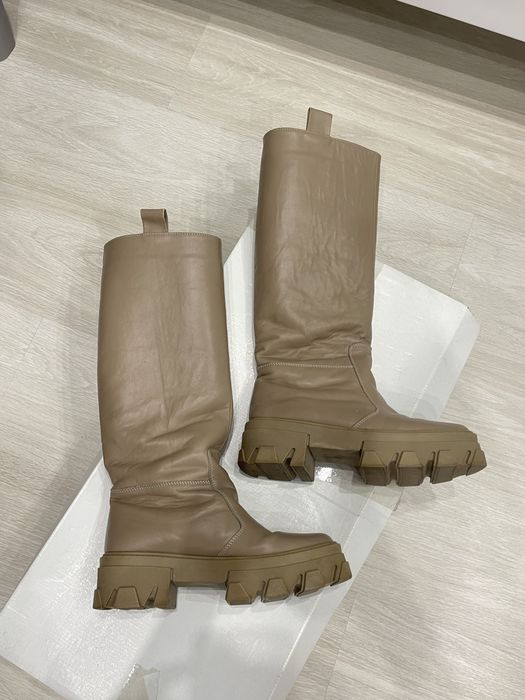 Продам ботинки беж