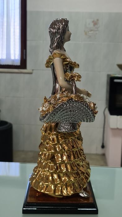 Estatueta porcelana e ouro de lei figura feminina Carfilarte