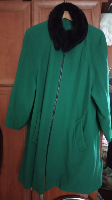Zielony płaszcz damski