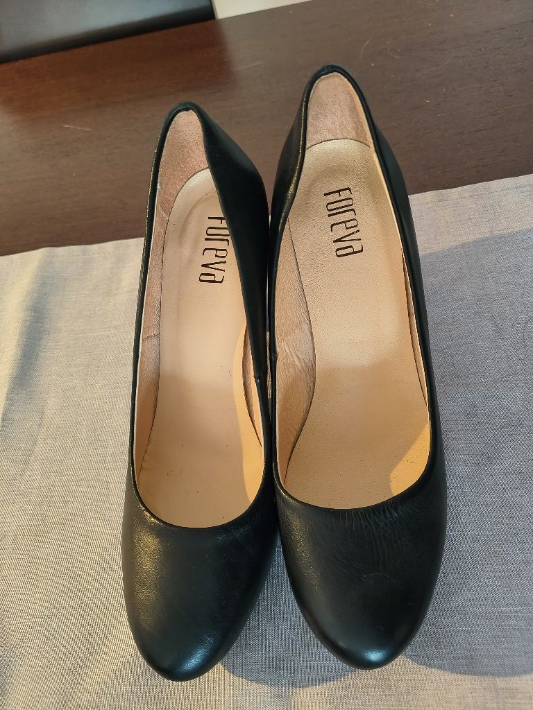 Sapatos Scarpin Pretos – Salto Médio, Confortáveis