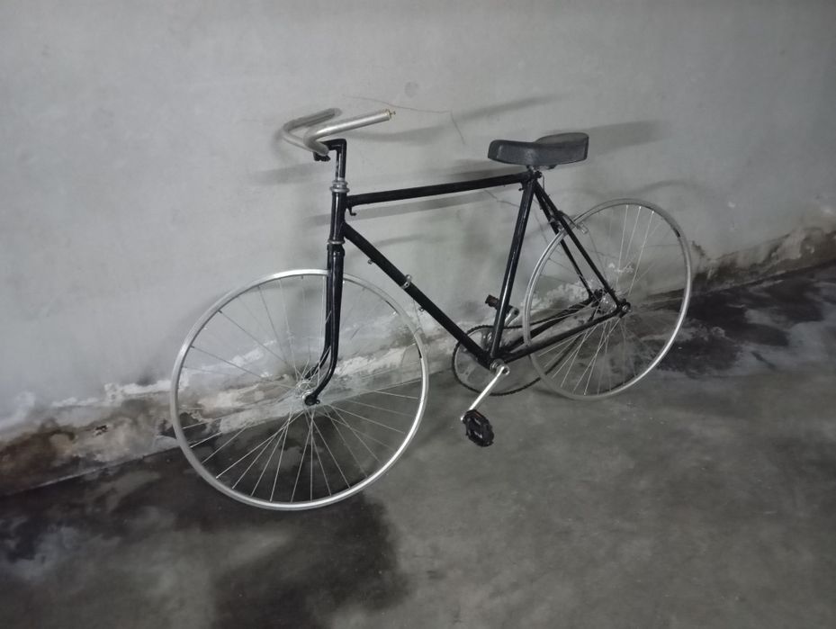 Pasteleira+/- 40 anos