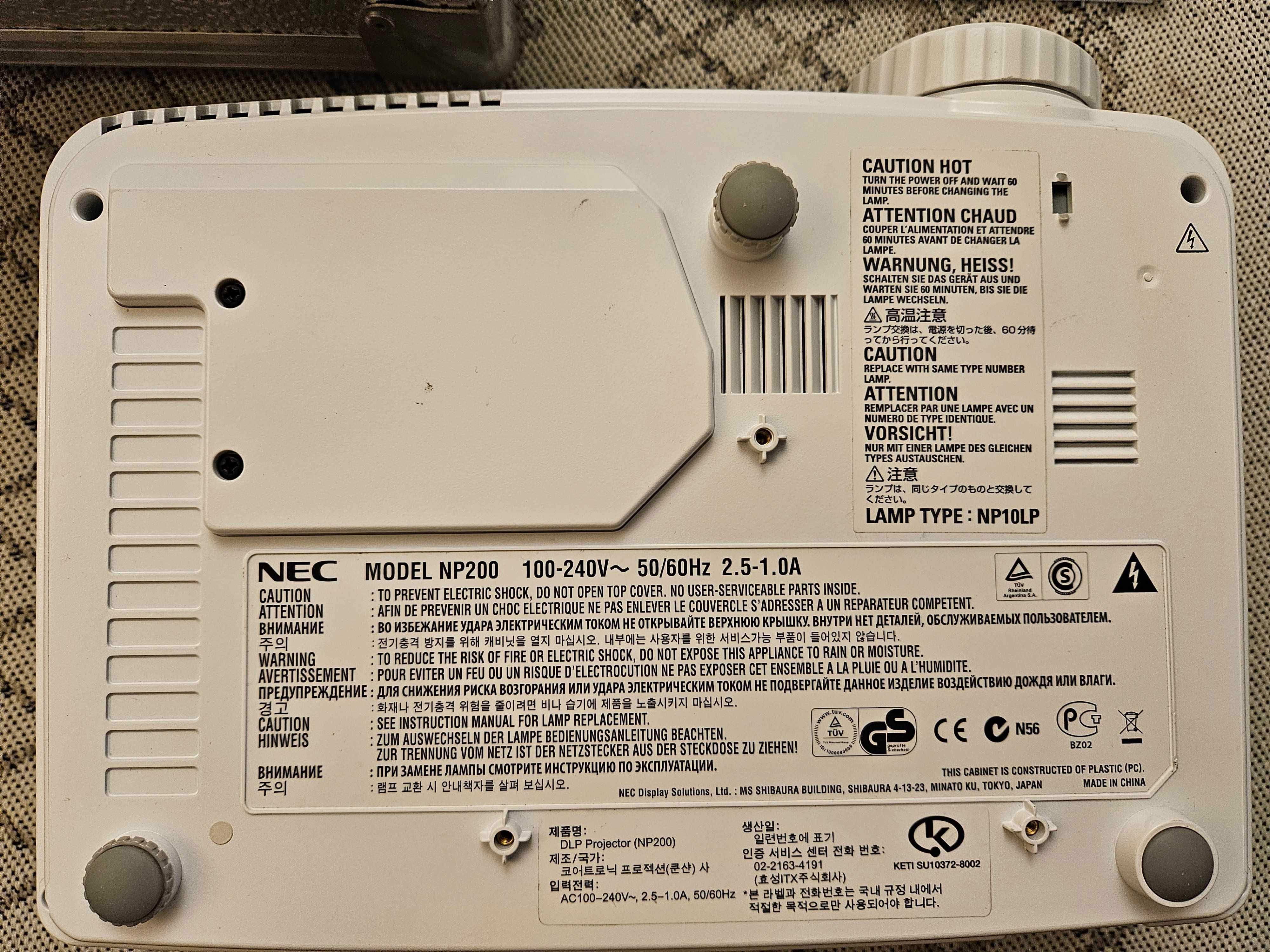 sprzedam projektor NEC NP200 z walizką i pilotem