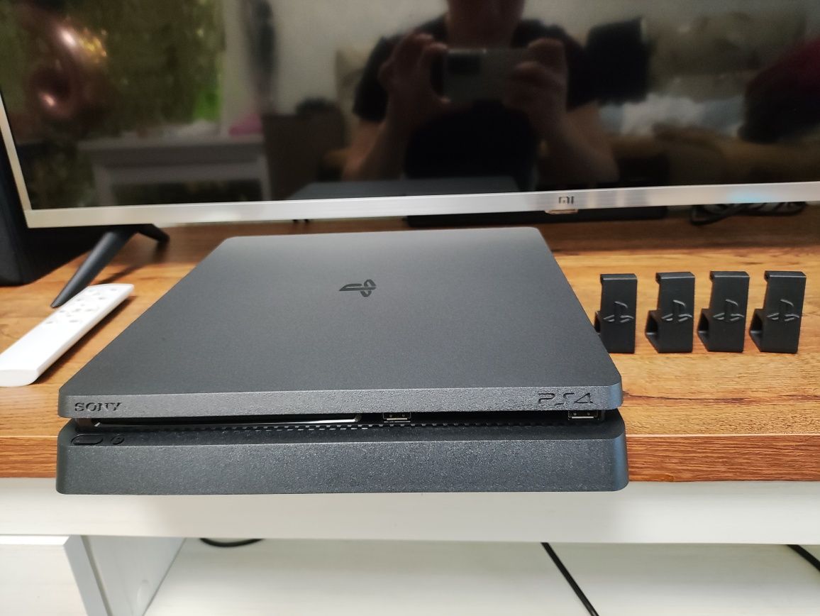 Продам Консоль PS4 Slim 500gb в отличном состояние только Кривой Рог.