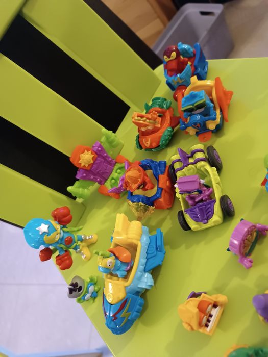 Zestaw figurek u pojazdów zings