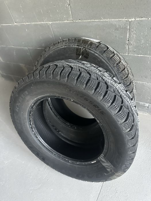 Продам зимову ризину 215/65 R16