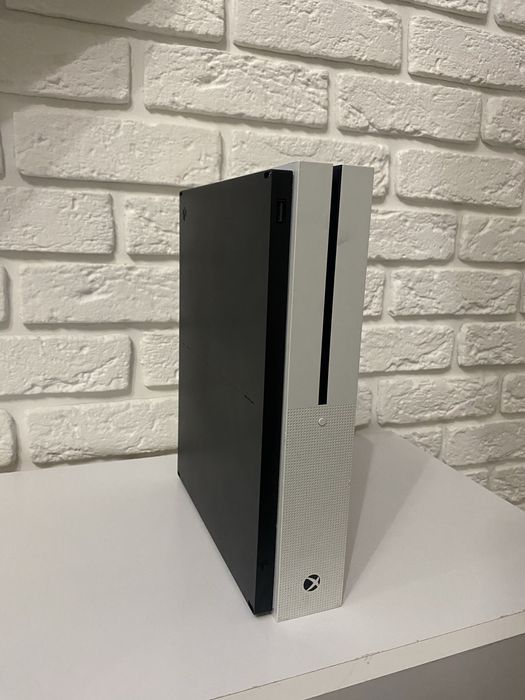 Продам xbox one s в не плохом за свое время работы состоянии
