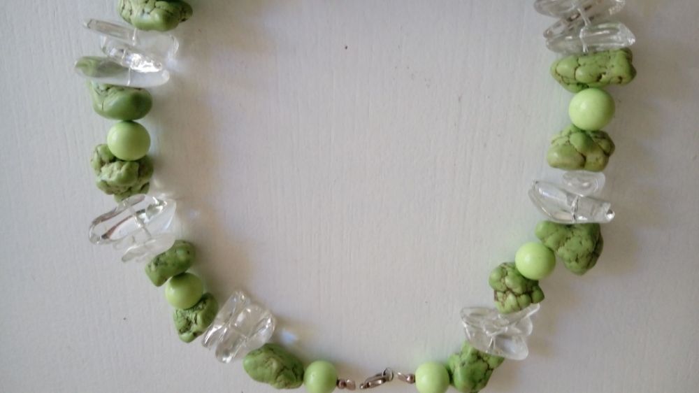 Colar único. Novo. Turquesa verde (muito raro) com cristal. Original.