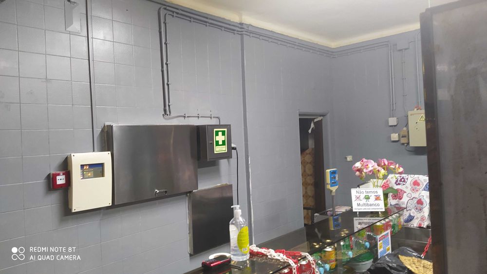 Pintura de azulejos e aplicacao de papel parede, portoes e varandins