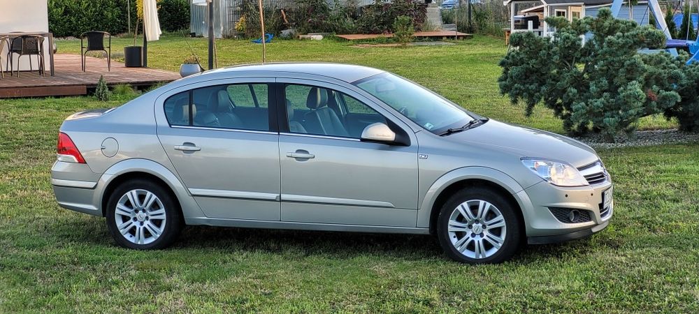 Samochód osobowy Opel Astra H sedan