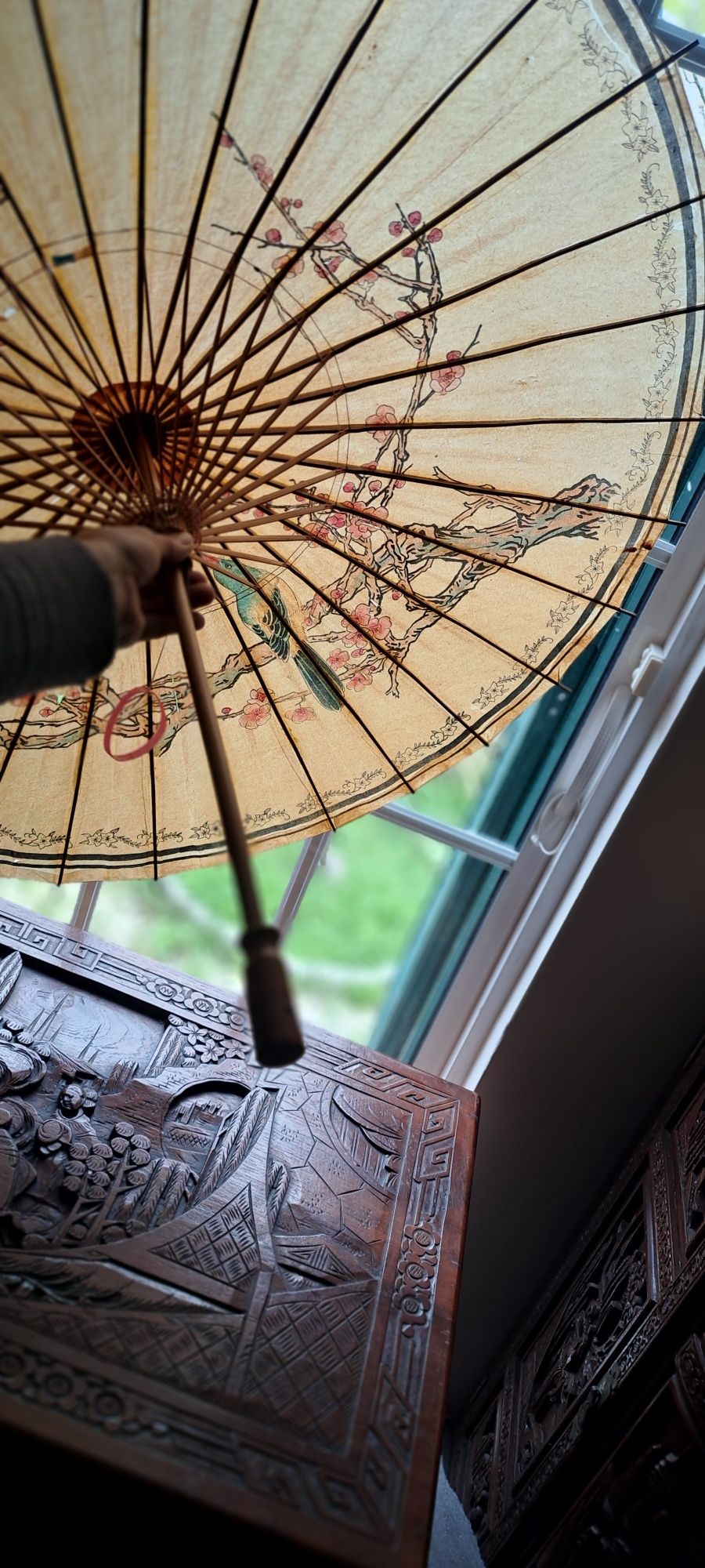 Decoração chinesa, chapéu de chuva chinês e quadro.
