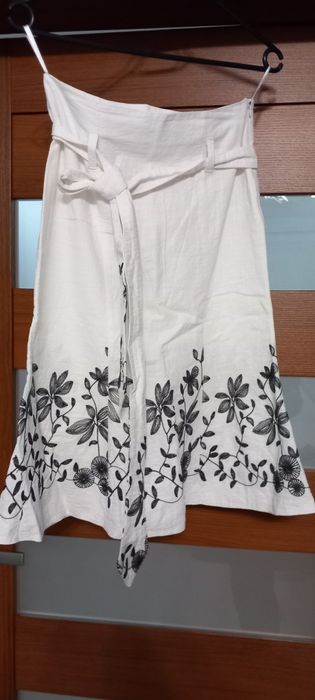 Biala spodnica z kwiatowym  haftem