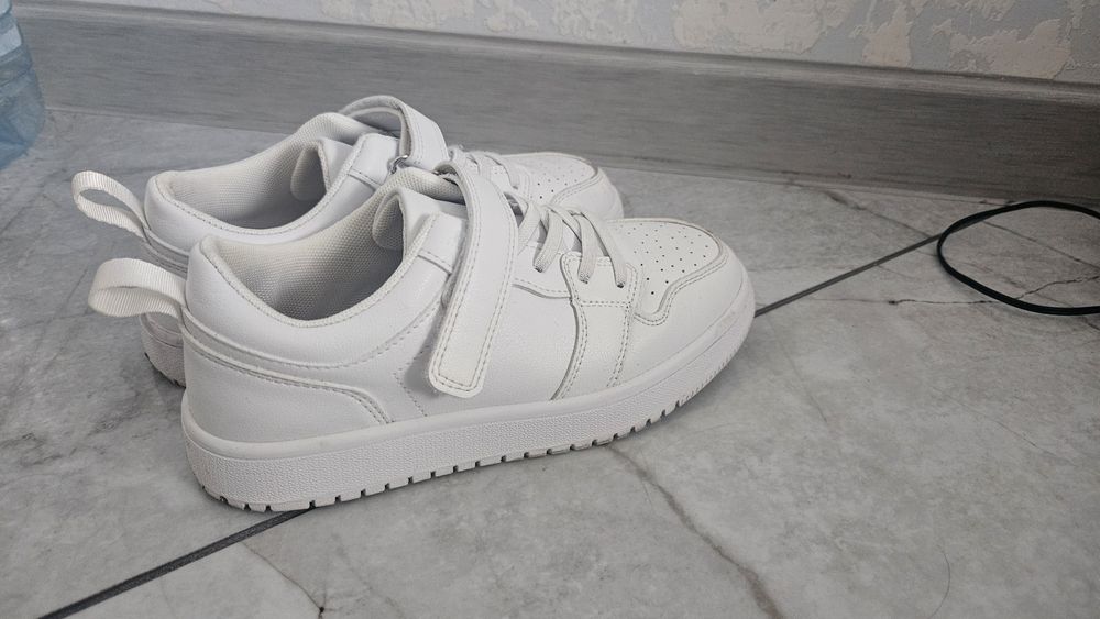 Кросівки білі 34р