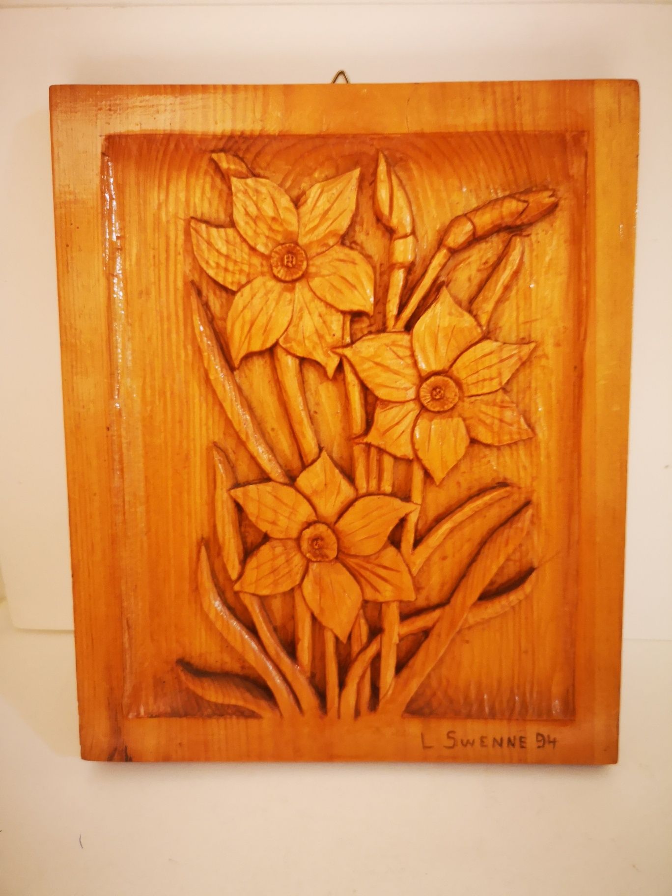 Drewniana płaskorzeźba kwiatu