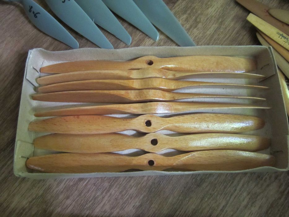 продам авиамодели, авиамодельные микродвигатели ,пропеллеры .