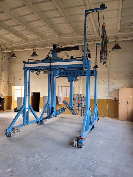 Obrotnica z silnikami jezdnymi