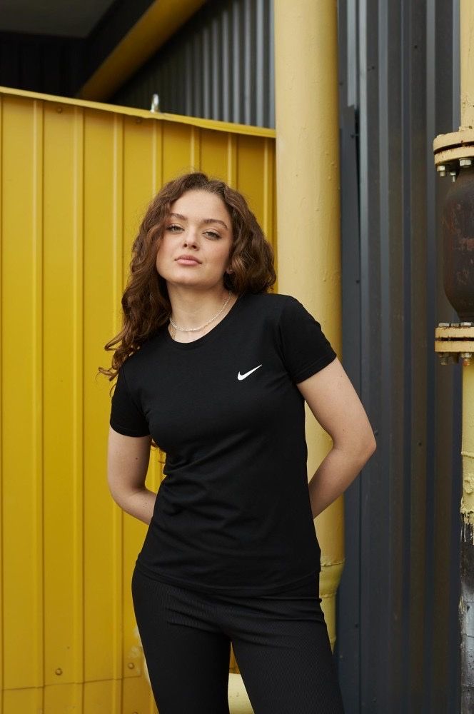 Футболка Nike жіноча чорна з білим логотипом