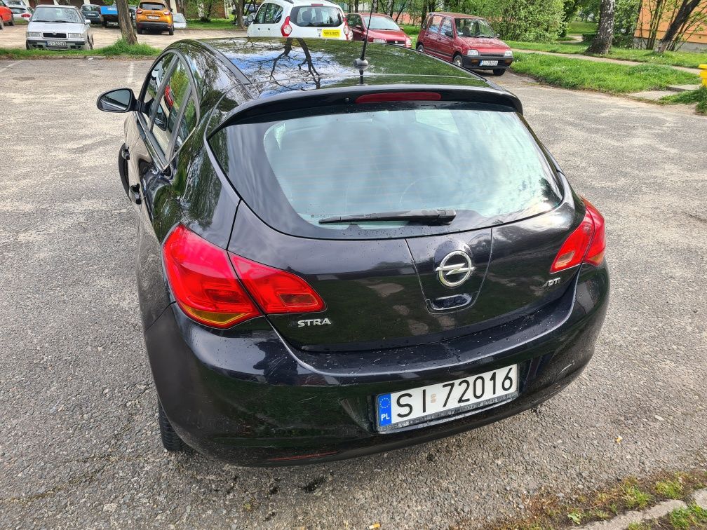 Opel Astra J 1.7 CDTi 2010 rok