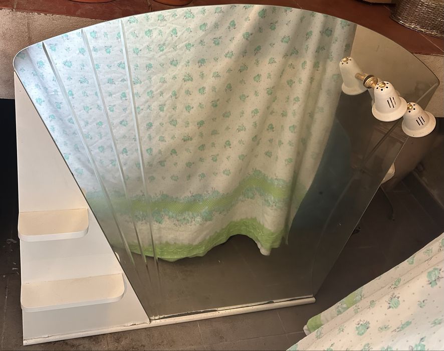 Móvel com lavatorio e espelho casa de banho