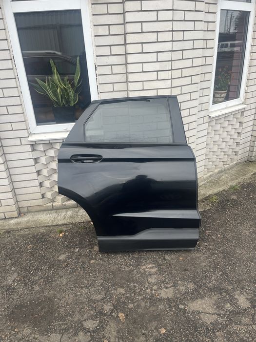 Двері задні праві   Ford Edge 2019 рік   Колір: UM (чорні)