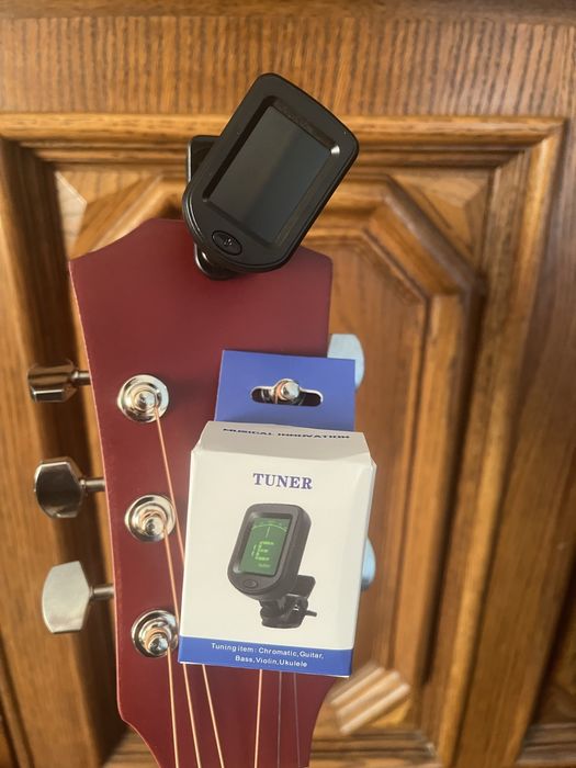 Комплект для гітари :струни , ремінь, каподастр, медіатори