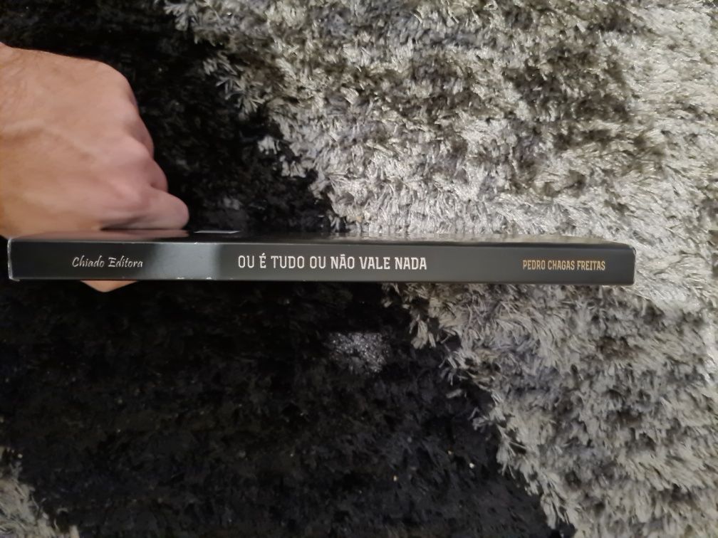 Livro "Ou É Tudo Ou Não Vale Nada" de Pedro Chagas Freitas