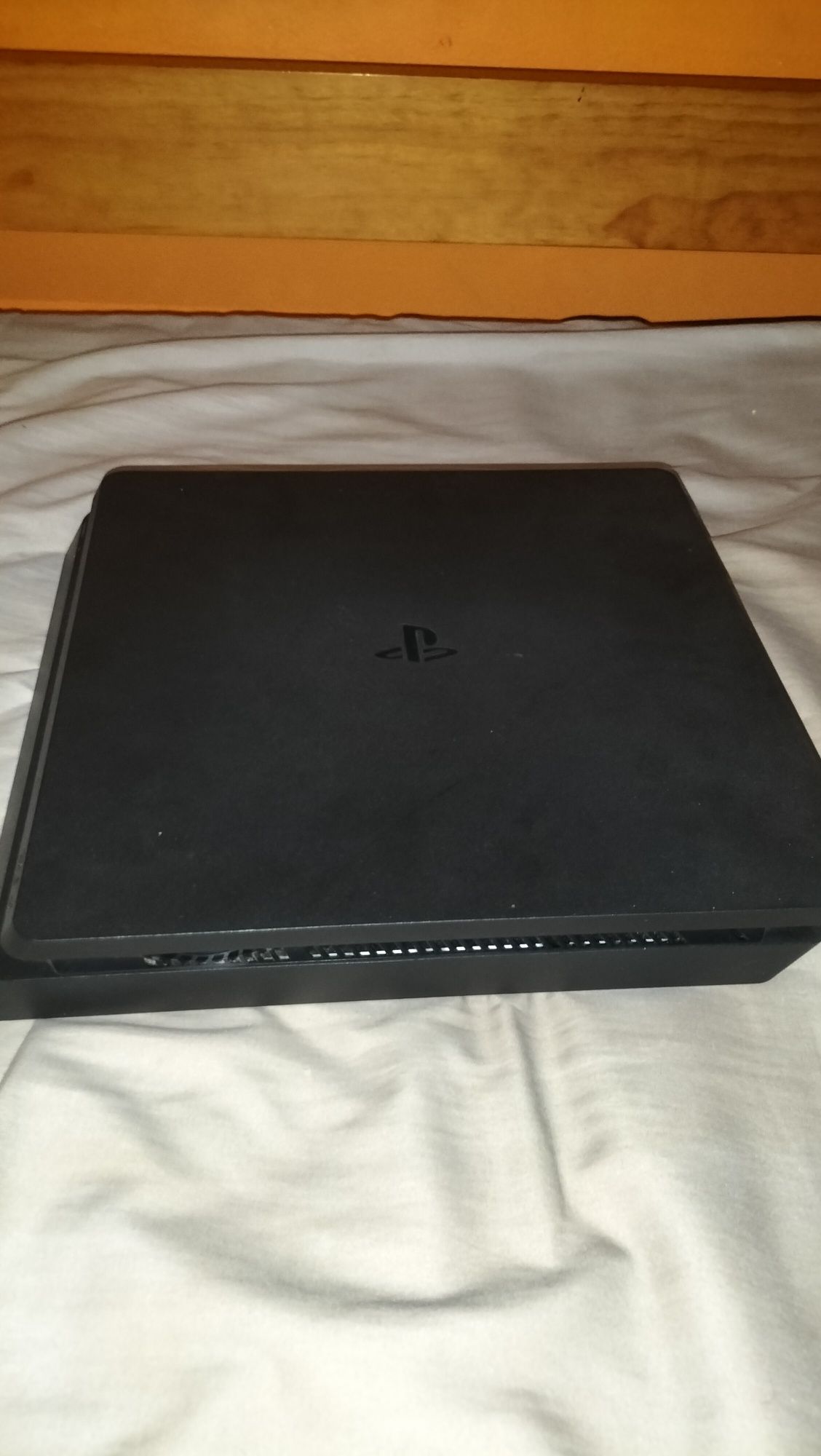 Ps4 slim 1TB com comandos e jogos