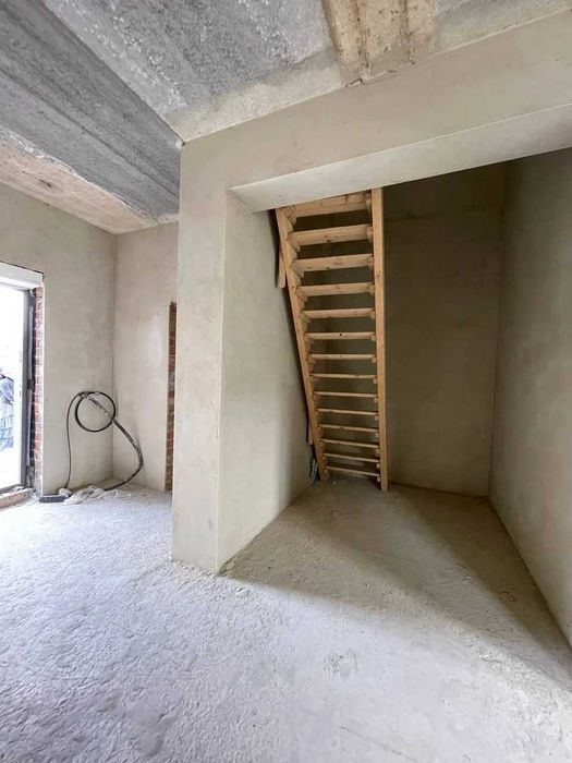 Продається ЗДАНИЙ будинок з ГАРАЖЕМ з виглядом на Вовчинецькі гори