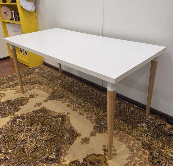 Зручний білий стіл