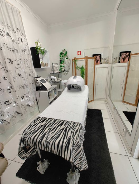 Gabinete de massagem e estética com equipamento