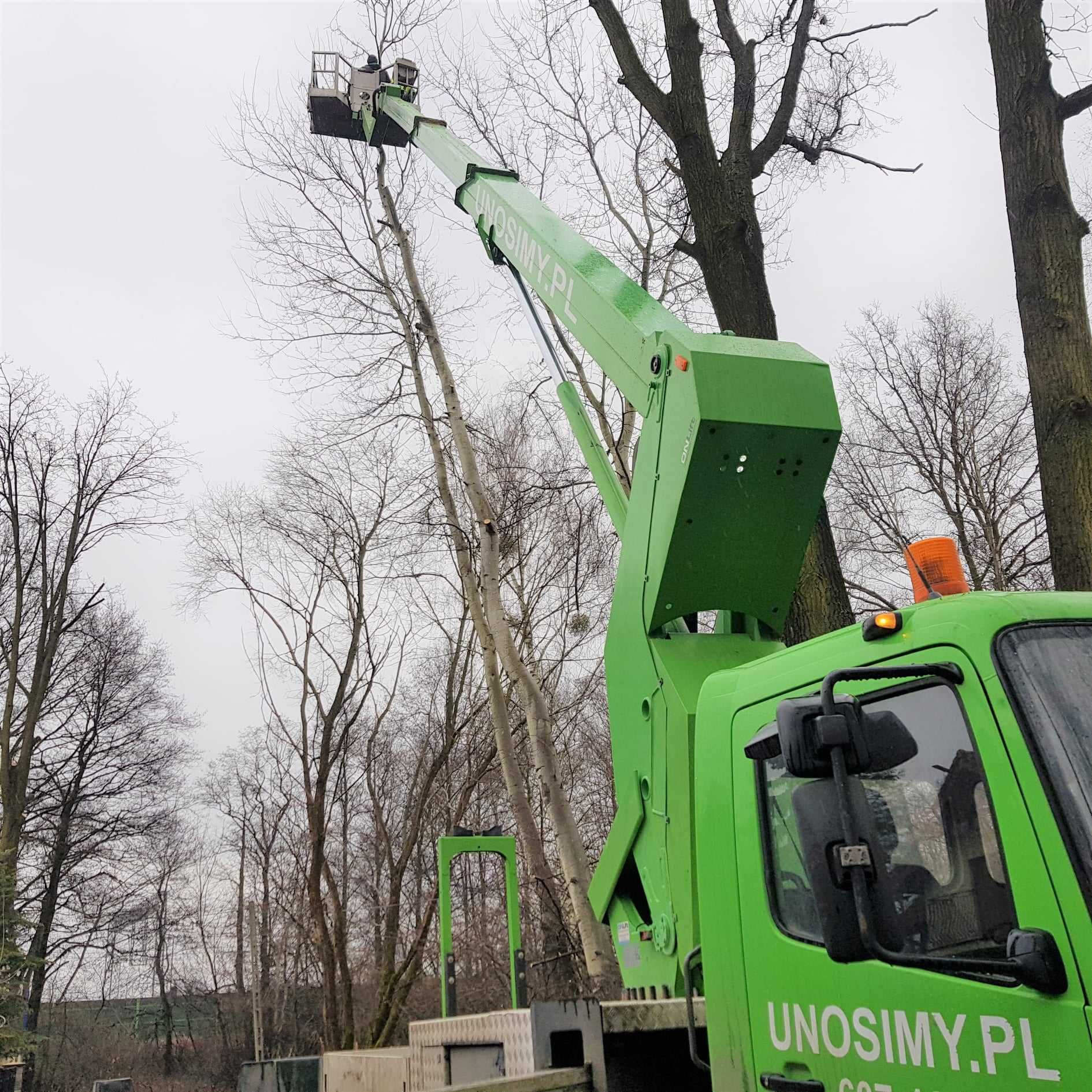 Prace na wysokościach - usługi podnośnikiem koszowym na samochodzie