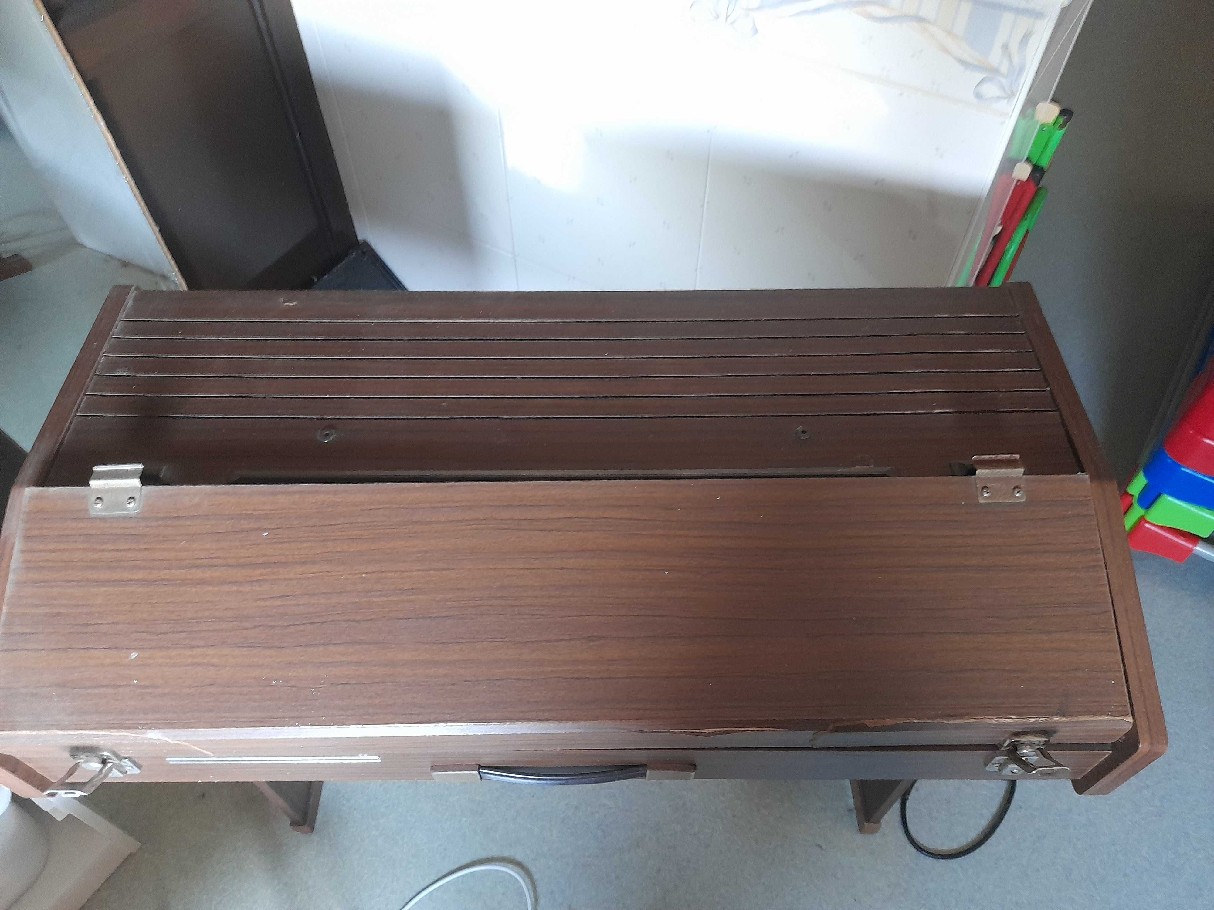 Vende se órgão musical elétrico em bom estado