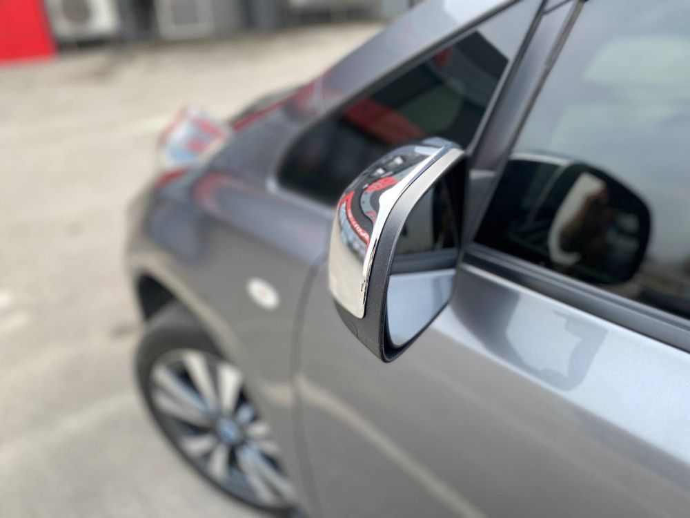 Продам Nissan Leaf.