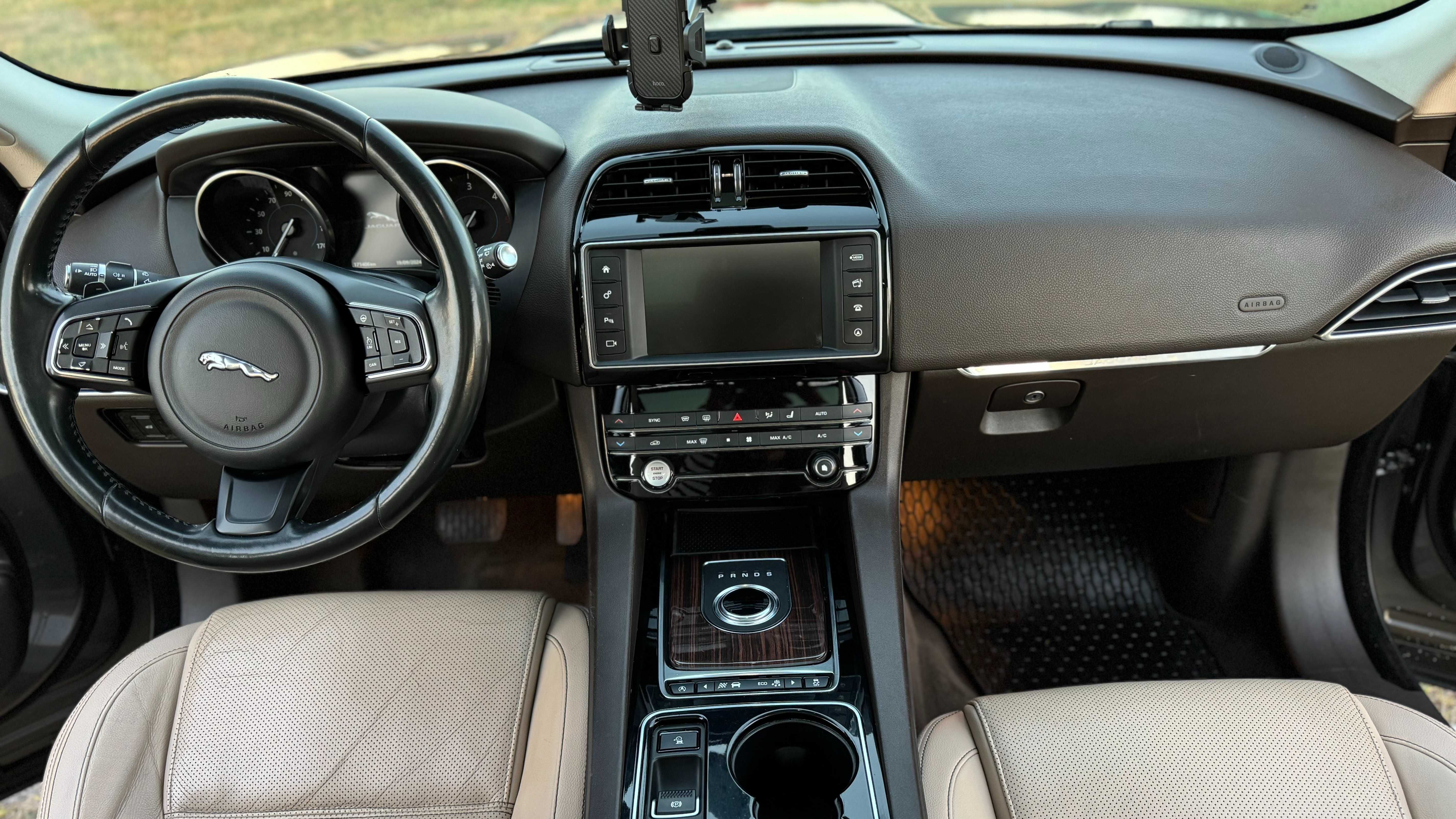 Jaguar F-Pace 2016, 2.0D AT (180 к.с.) AWD