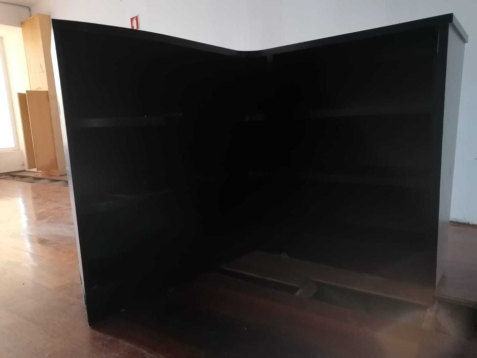 Balcão para comércio, com expositores no topo e excelente arrumação
