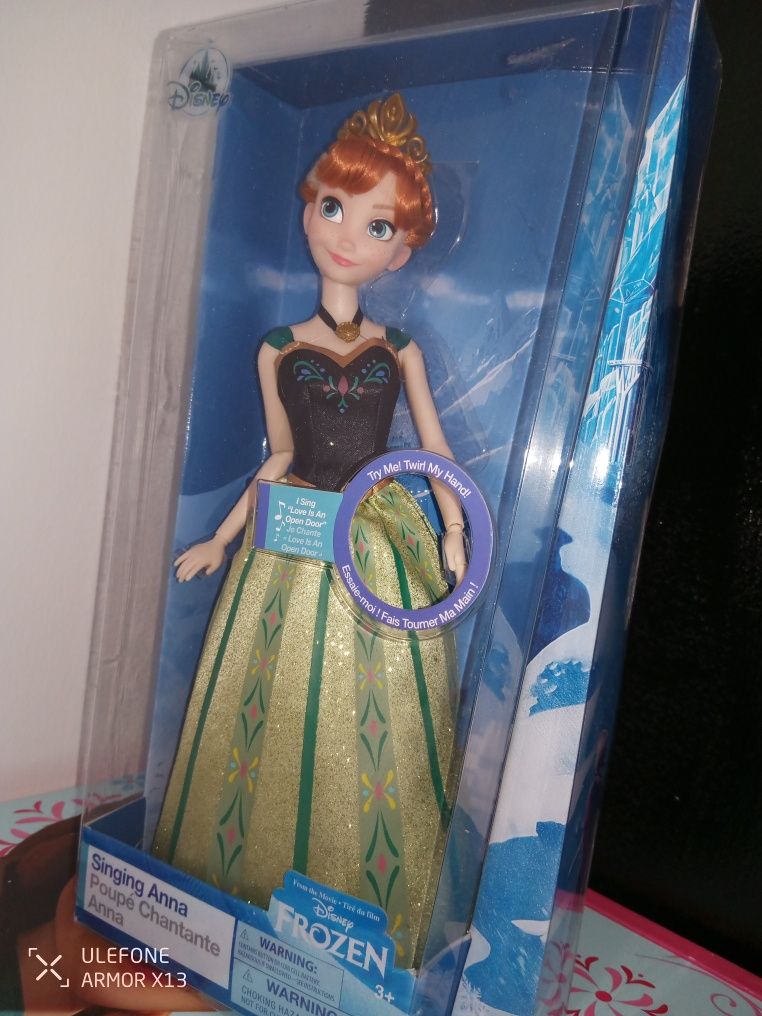 Brinquedo Boneca 30cm Singing Anna Frozen música Love is an open door.