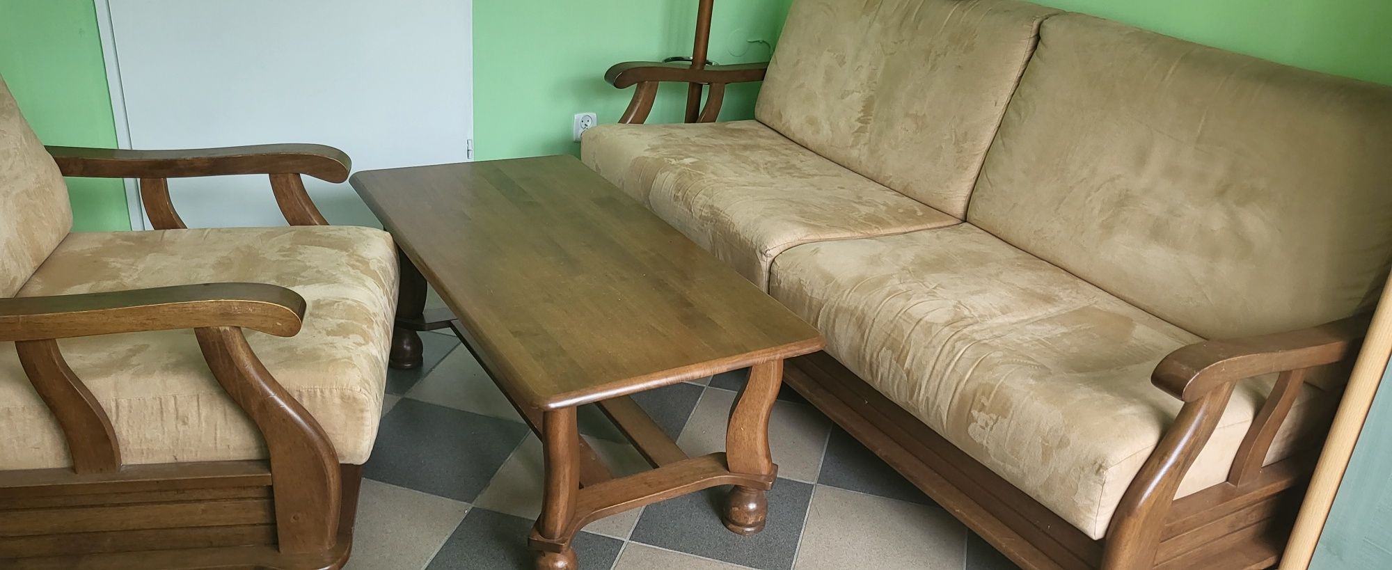 Komplet wypoczynkowy:sofa ,2 fotele i ława. Meble drewniane.