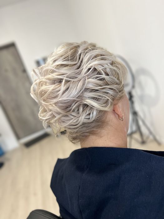 Весільна зачіска, макіяж