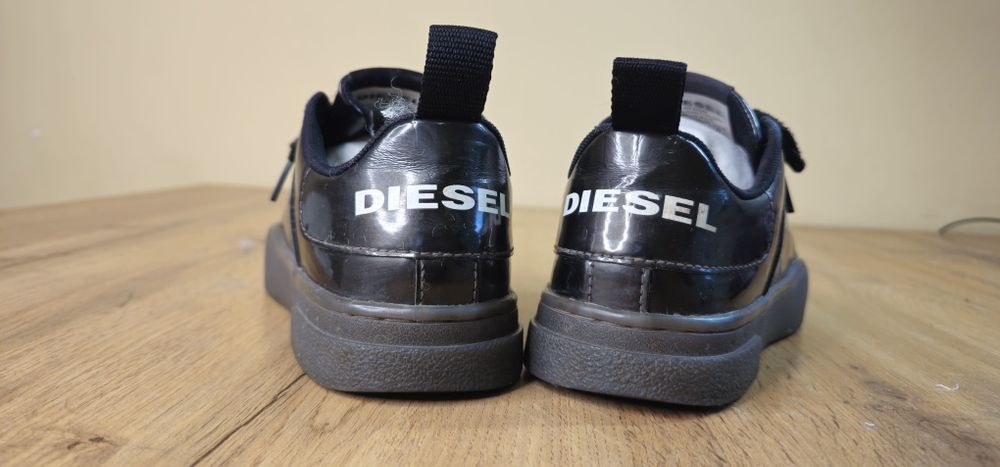 Продам пару жіночих кросівок Diesel