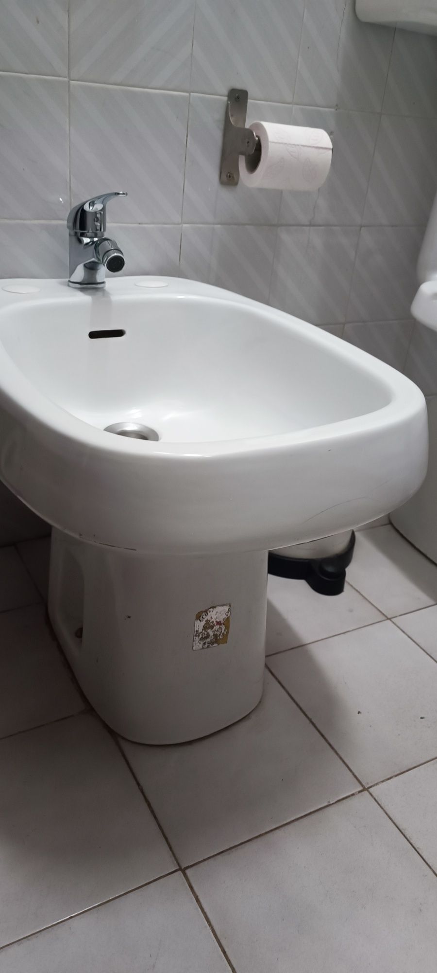 Bidé em louça branca