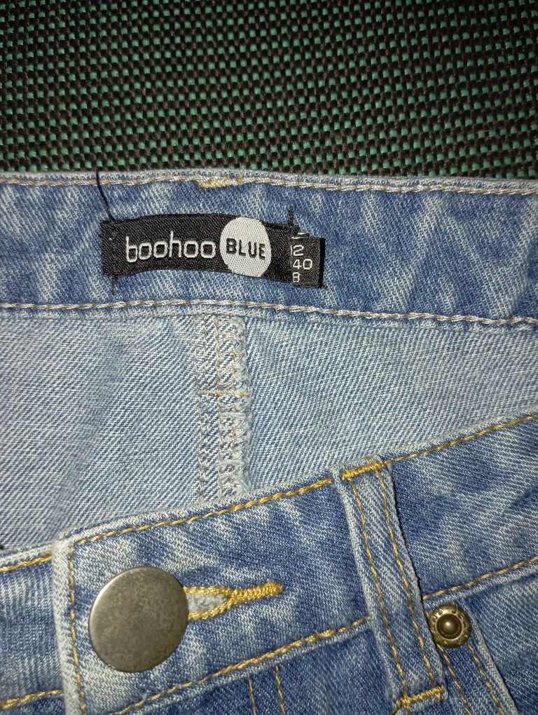 Рваные джинсы Мом на высокой посадке от бренда Boohoo,