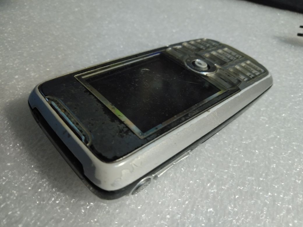 Telefon Sony Ericsson i ładowarka oldscull