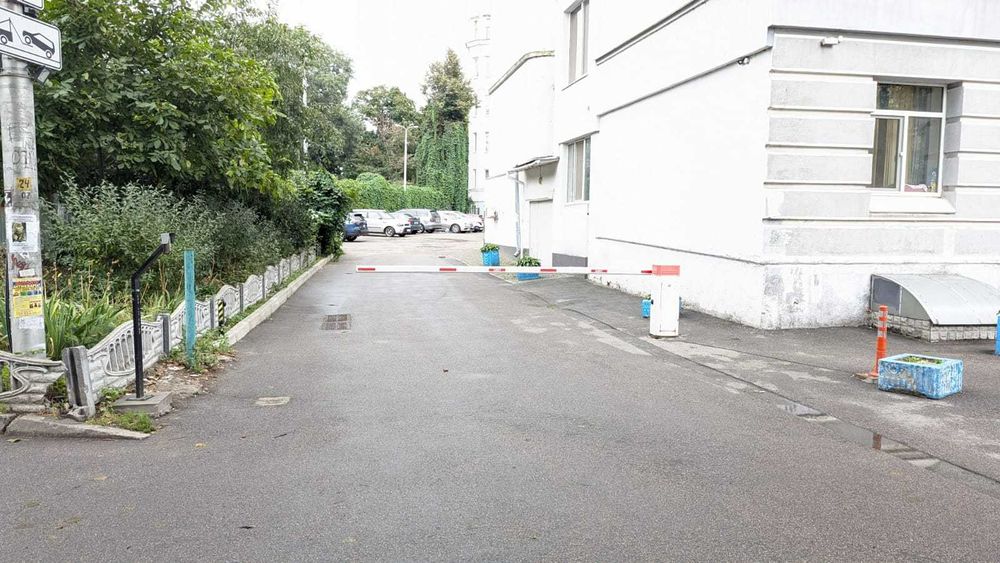 Арсенальна, Івана Мазепи 3-Б, поруч фуд-корт, урядовий квартал