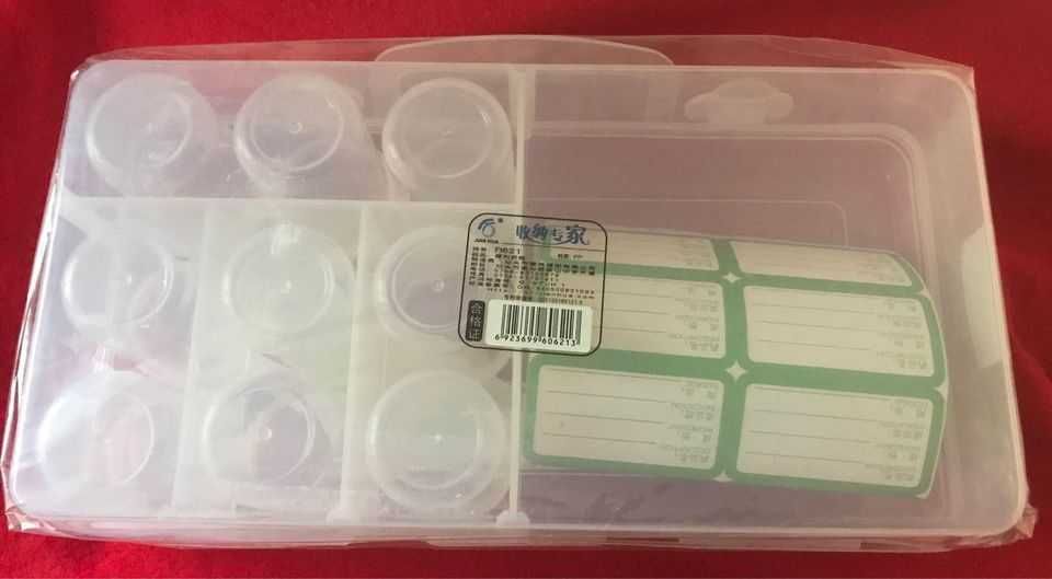 Pudełka plastikowe z małymi plastikowymi pudełeczkami