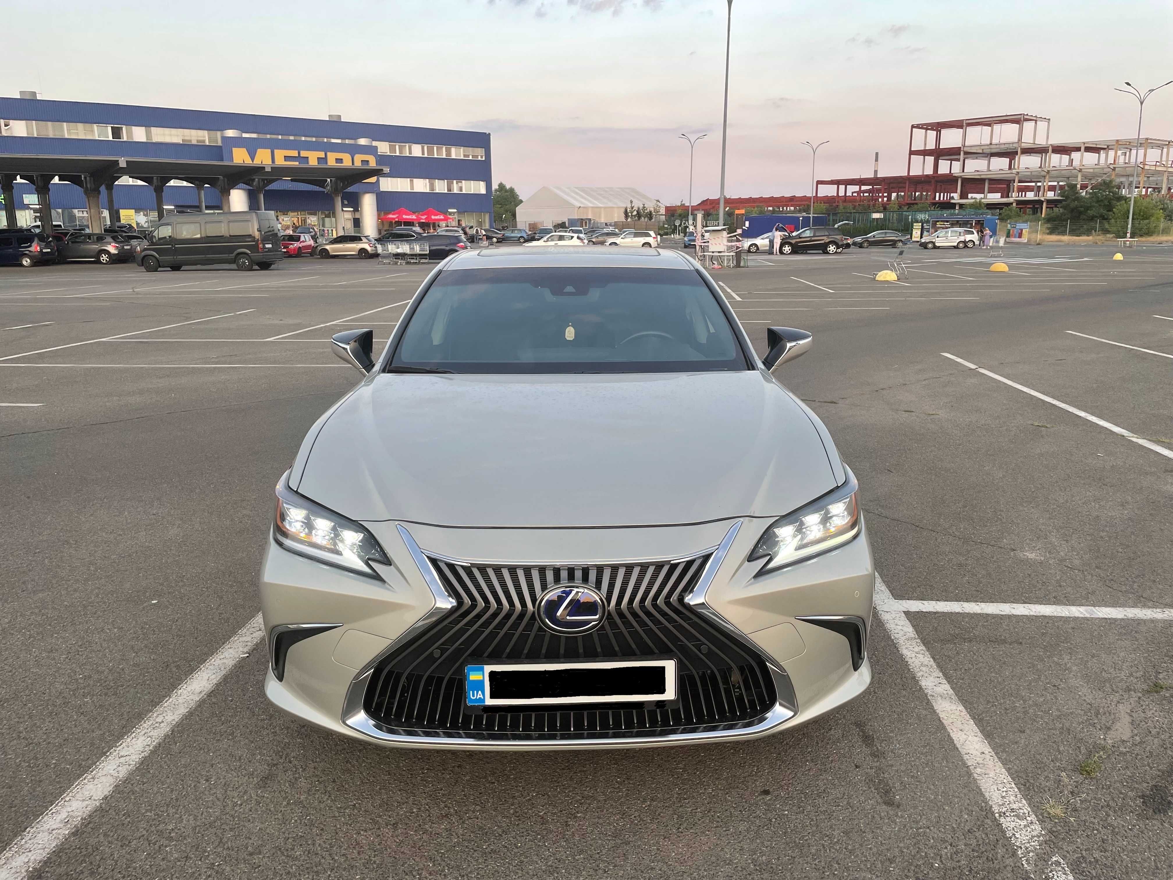 Продам шикарное авто Lexus ES 300h Hybrid Premium 2019