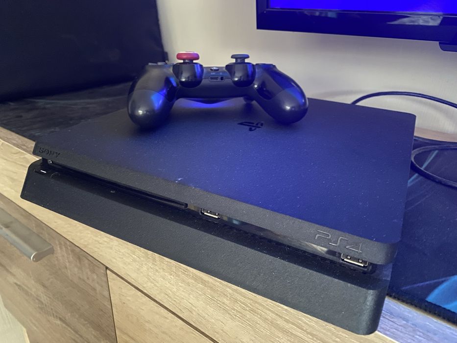 Продам PlayStation 4 (PS4) + 2 игры на дисках + установлены игры