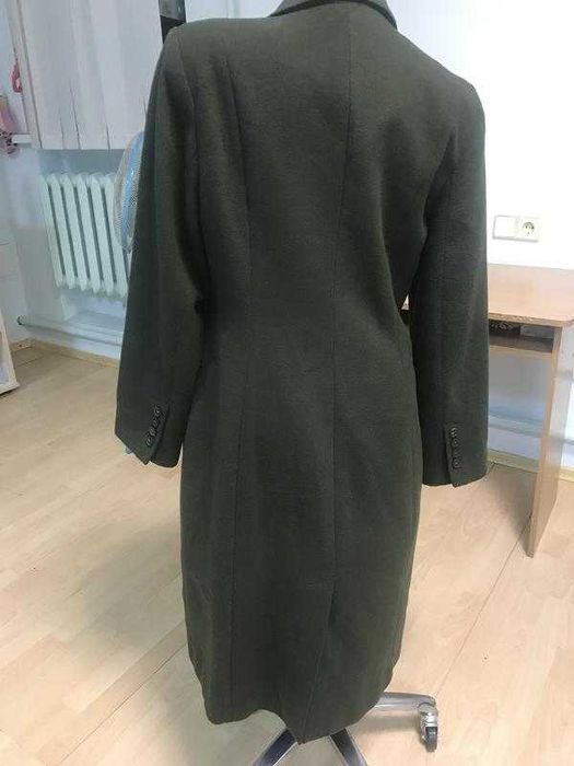 Пальто насыщенного оливкового цвета