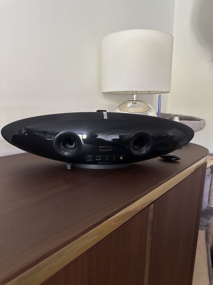 Conjunto coluna Bowers & Wilkins Zeppelin – Som Premium e ipod